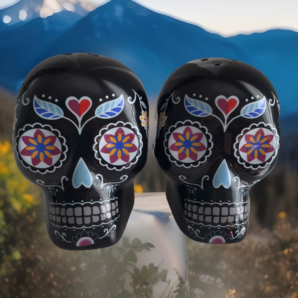 Day of the Dead Black Painted Skull Salt & Pepper Shakers EUC Great Gift Idea